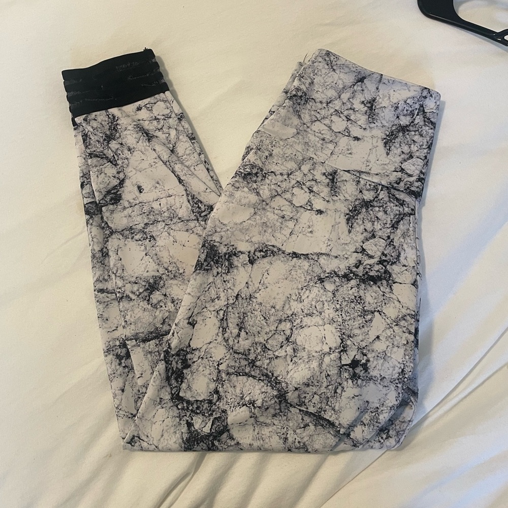 Onzie black and white marble print leggings sz S/M